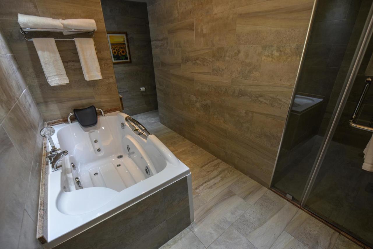 Casa Solada Hotel Kampala Ngoại thất bức ảnh